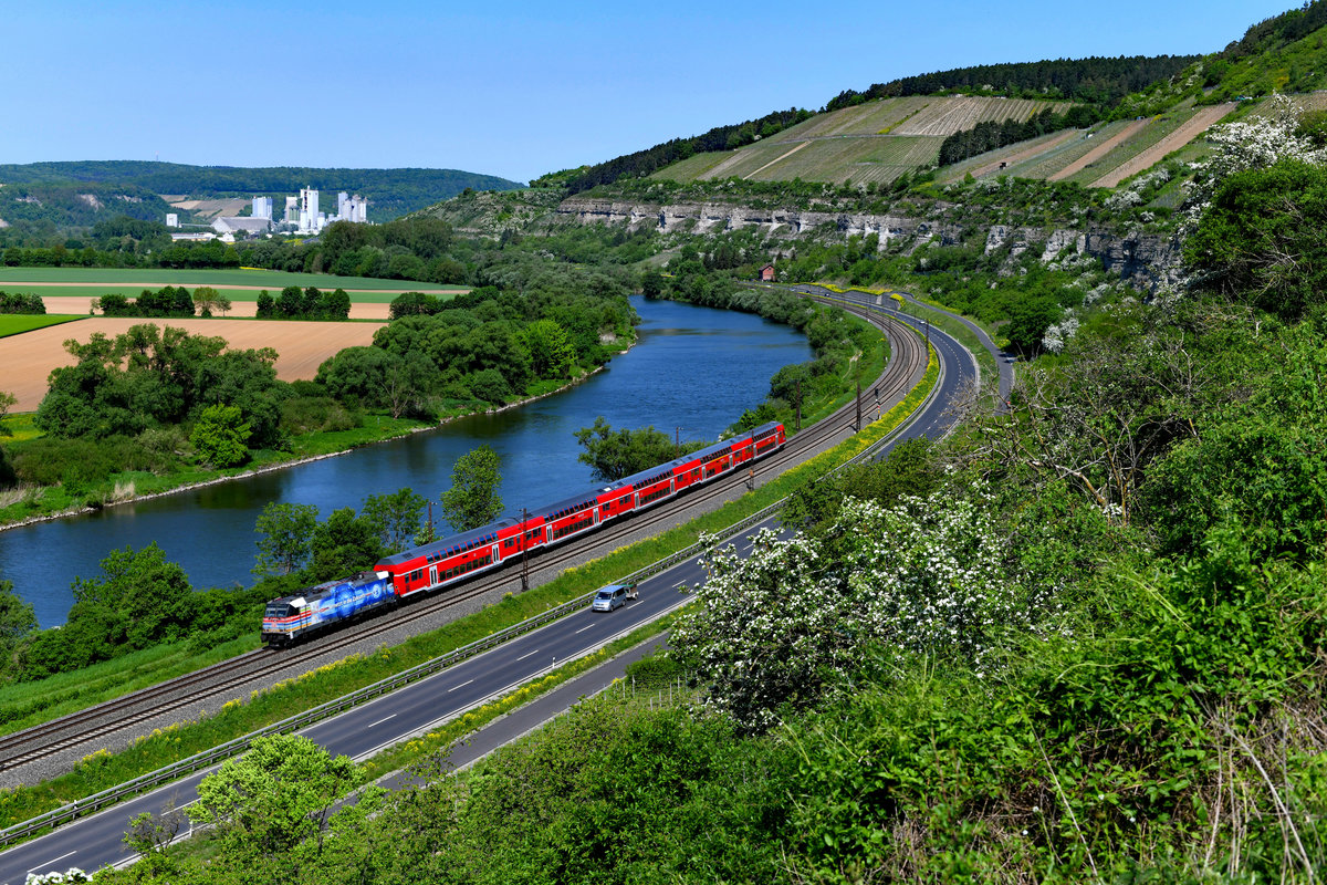 Am 05. Mai 2018 verkehrte RE 4609 von Frankfurt am Main nach Bamberg in gedrehter Reihung. Zuglok war die 146 247  Vernetzt in die Zukunft . Zwischen Karlstadt und Himmelstadt konnte ich die Werbelok von DB Regio mit ihrem Zug - bestehend aus Doppelstockwagen - aufnehmen. 