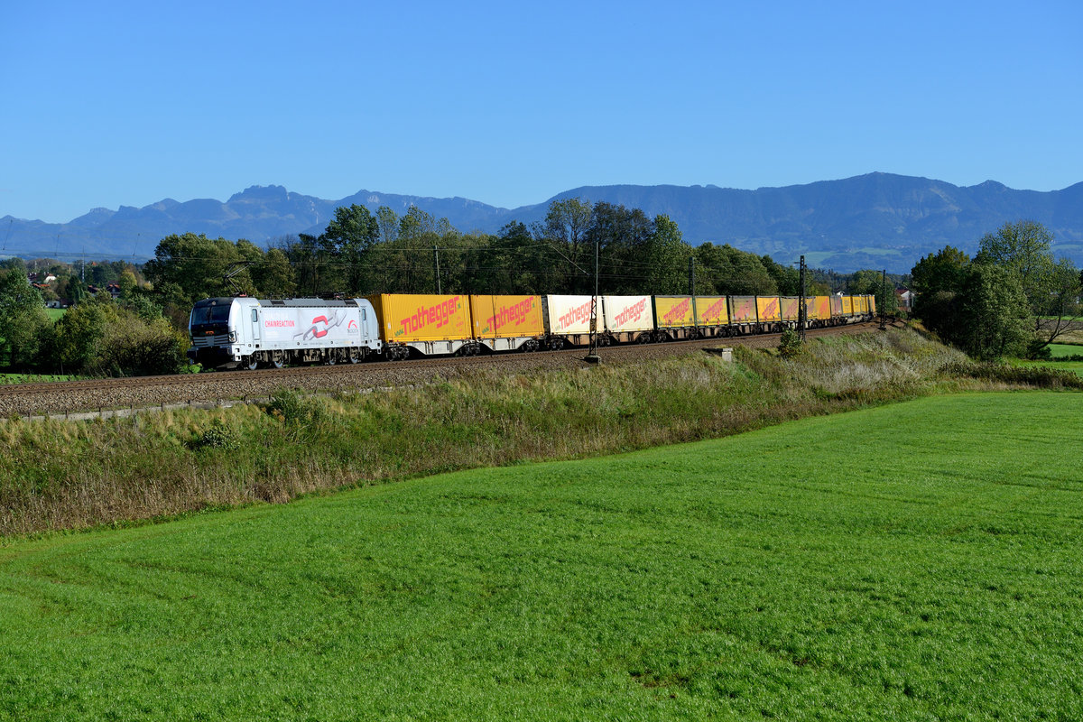 Am 05. Oktober 2017 brachte die 193 806 den DGS 43108 mit seinen charakteristischen Containern und Aufliegern der Spedition Nothegger nach Hannover Linden Hafen. Bei Rann im bayerischen Voralpenland konnte ich die Leistung aufnehmen. Diese von Railpool angemietete Lok wurde von TXLogistik eher selten auf der Brennerachse eingesetzt. Inzwischen wurde 193 806 an den Vermieter zurückgegeben und fährt für DB Regio die neuen Leistungen auf der Schnellfahrstrecke zwischen Nürnberg und Coburg. Auch die Seitenwerbung wurde entfernt.