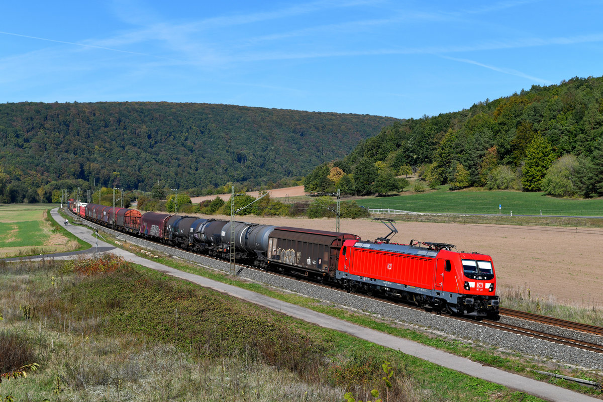 Am 05. Oktober 2018 konnte der EZ 51187 von Seelze Mitte nach München Nord Rbf zur Planzeit im Maintal beobachtet werden. Als Zuglok fungierte die noch im Neuzustand befindliche 187 141. Die Aufnahme entstand in der Nähe der Staustufe Harrbach.