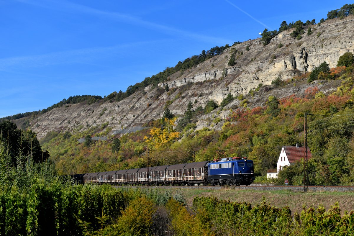 Am 05. Oktober 2018 konnte ich den sogenannten Henkel-Zug DGS 63071 von Langenfeld nach Gunzenhausen erneut im herbstlichen Maintal fotografieren. Bei Karlstadt positionierte ich mich in einer kleinen Baumschule am Ortsrand unterhalb der Felswände des  Kalbensteins . An der Felskante kann man einen Edelweiß erkennen, von dort hat man einen herrlichen Ausblick auf das malerische Maintal. Bespannt wurde die Leistung von der mustergültig in den Zustand der 1970er Jahre versetzten 110 262 der Bayernbahn. 