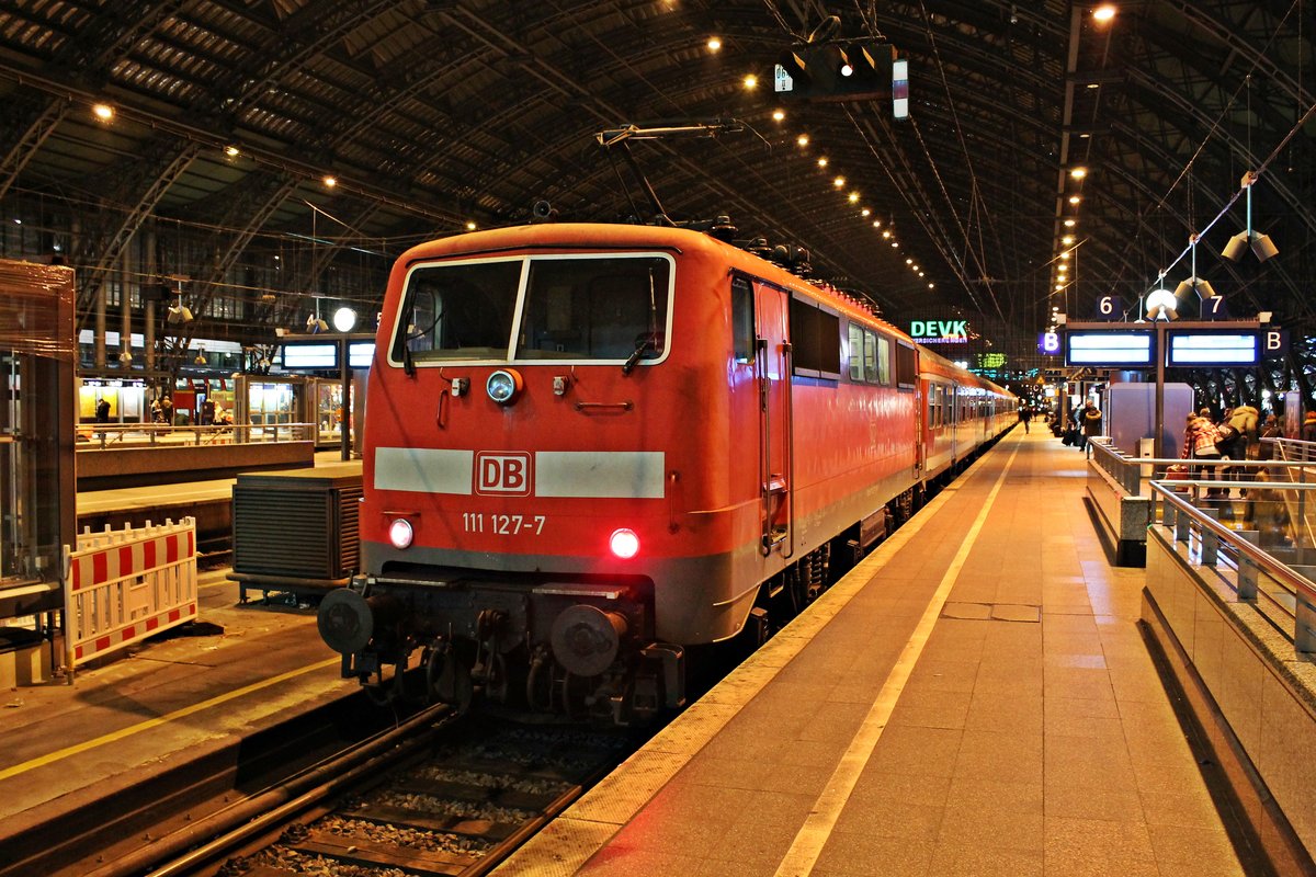 Am 05.01.2015 stand 111 127-7 mit einer RB 48 (Wuppertal Oberbarmen - Köln Hbf) im Endbahnhof und wird in Kürze ihren Zug in die Abstellung schieben.