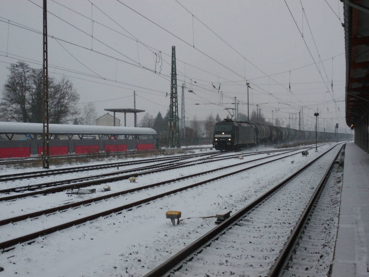 Am 05.01.2016 kam 185 572 mit einem Kesselzug aus Richtung Salzwedel nach Stendal und fuhr weiter in Richtung Magdeburg. 	