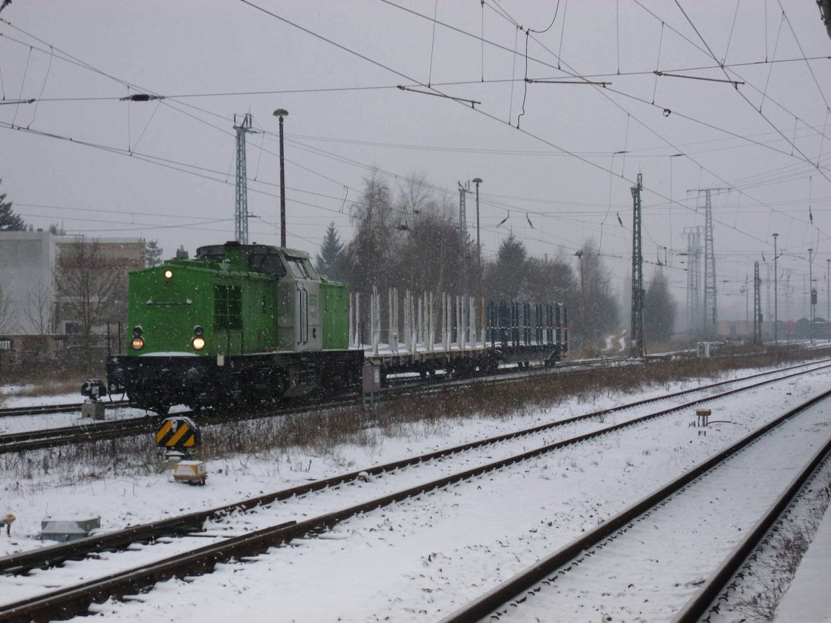 Am 05.01.2016 kam STEG V100.02(202 287) mit zwei Holzzugwagen von Stendal nach Magdeburg.