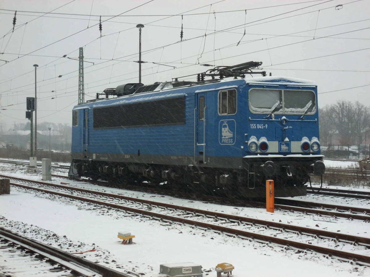 Am 05.01.2016 stand die 155 045 (155 238) bei minus 5°C im verschneiten Stendal abgestellt.