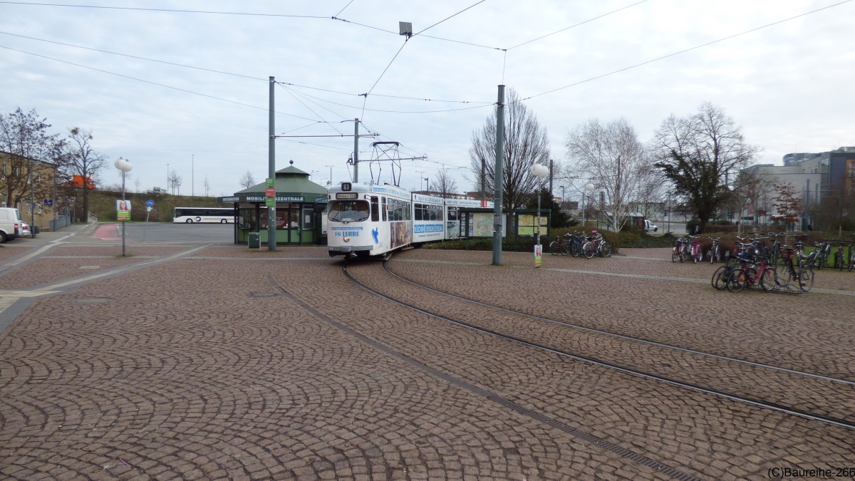 Am 05.02.16 ließ sich Wagen 003 der DVG am Hauptbahnhof Dessau in der Wendeschleife blicken und wird gleich in Richtung Dessau-Süd auf der Linie 1 fahren.