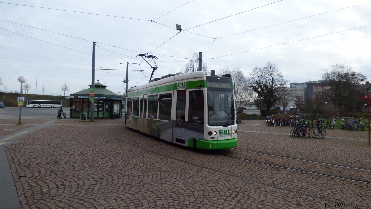 Am 05.02.16 ließ sich Wagen 305 der DVG mit seinem Ziel Dessau-Süd am Hauptbahnhof Dessau in der Wendeschleife blicken.