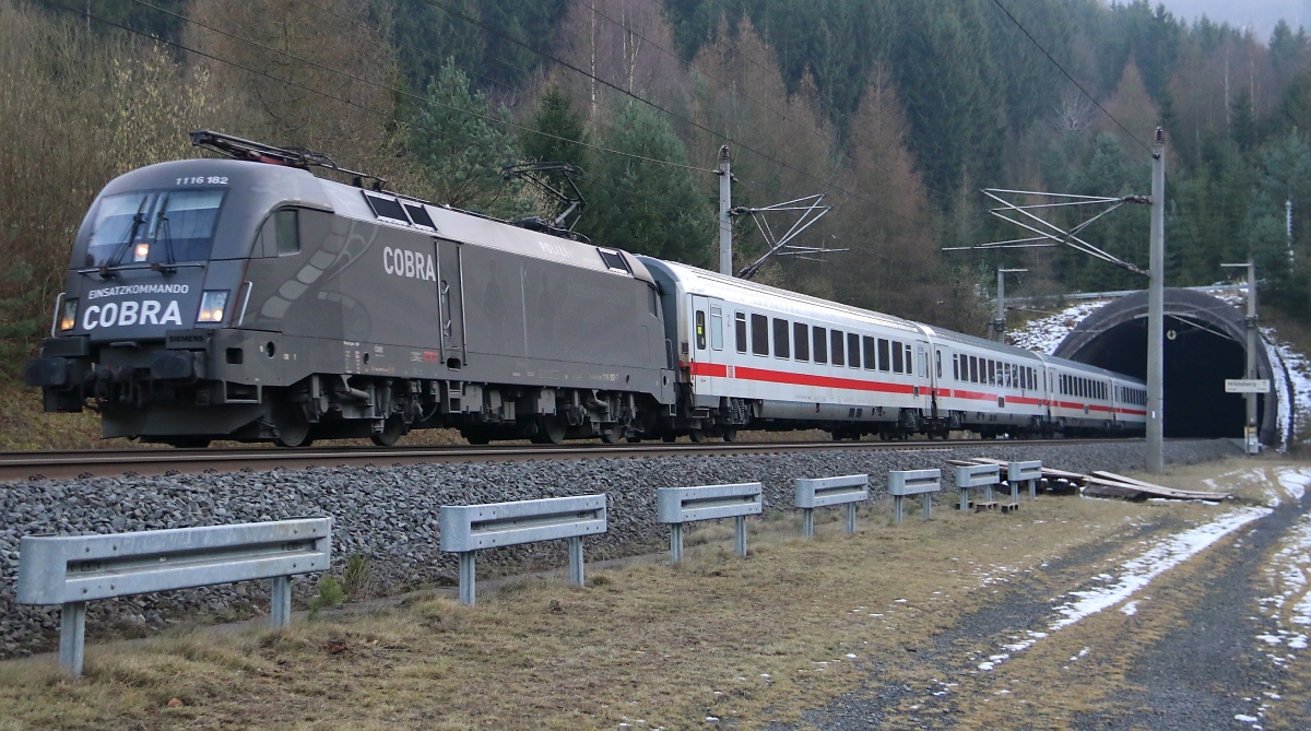 Am 05.02.2014 bespannte der ÖBB-Werbetaurus 1116 182 den IC  Königssee  in Richtung Norden. Aufgenommen bei Melsungen.