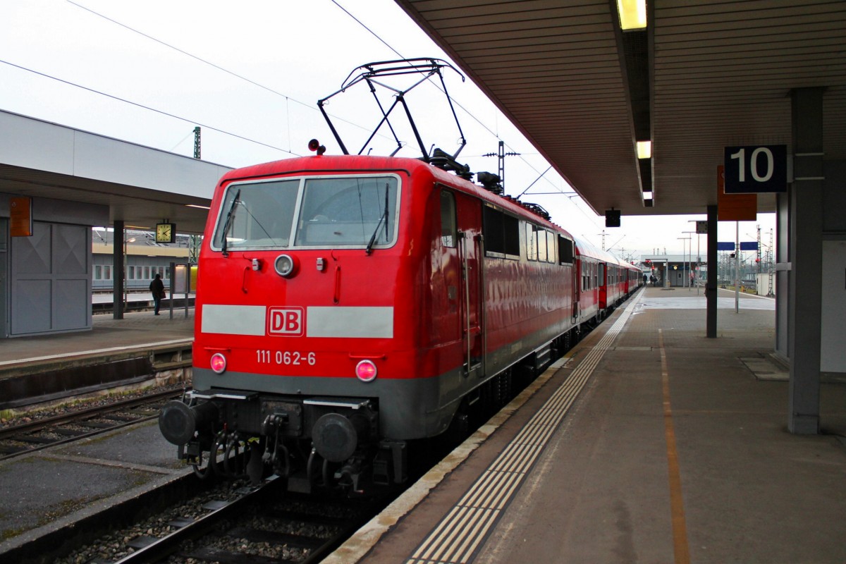 Am 05.02.2014 stand die Freiburger 111 062-6  Neuenburg am Rhein  mit ihrer RB 26574 (Basel Bad Bf - Offenburg) im Startbahnhof auf Gleis 10 und wartet auf ihren Abfahrtbefehl, der um 16:27 erwartet wurde.