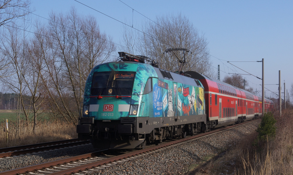 Am 05.02.2014 war im Bereich des ehemaligen Halepunktes Kader Schleuse die 182 013 mit Werbung für die Buga an einem RE 1 nach Magdeburg unterwegs.
