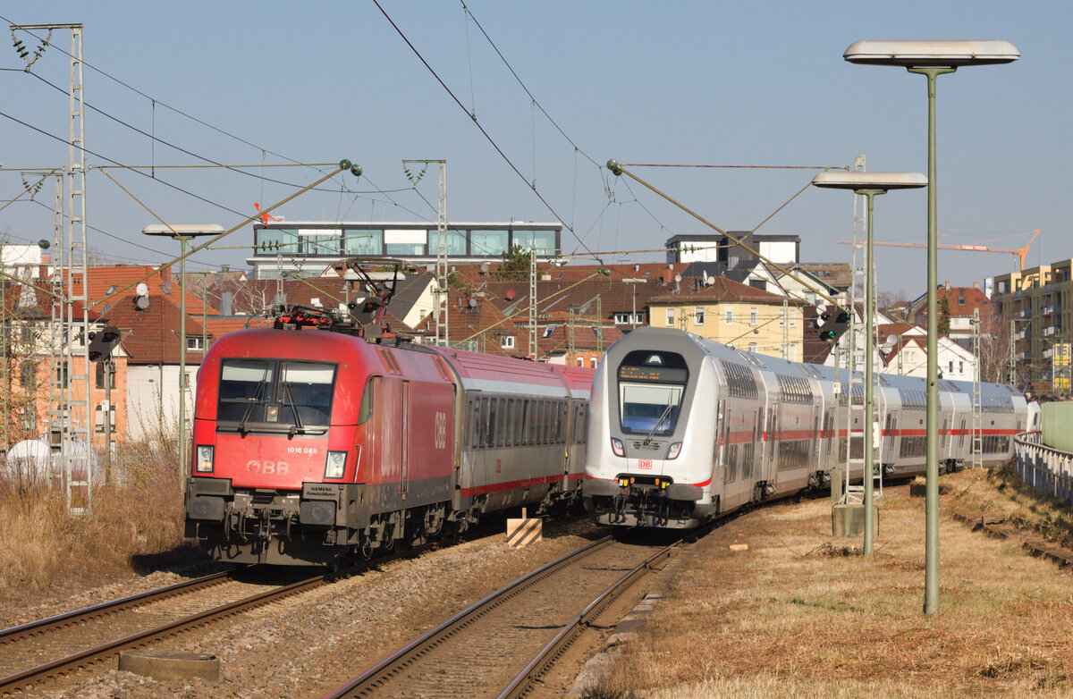 Am 05.03.2022 begegnen sich 1016 049 mit EC 113 Frankfurt-Klagenfurt und IC 2162 Nürnberg-Karlsruhe in Stuttgart-Zuffenhausen. 