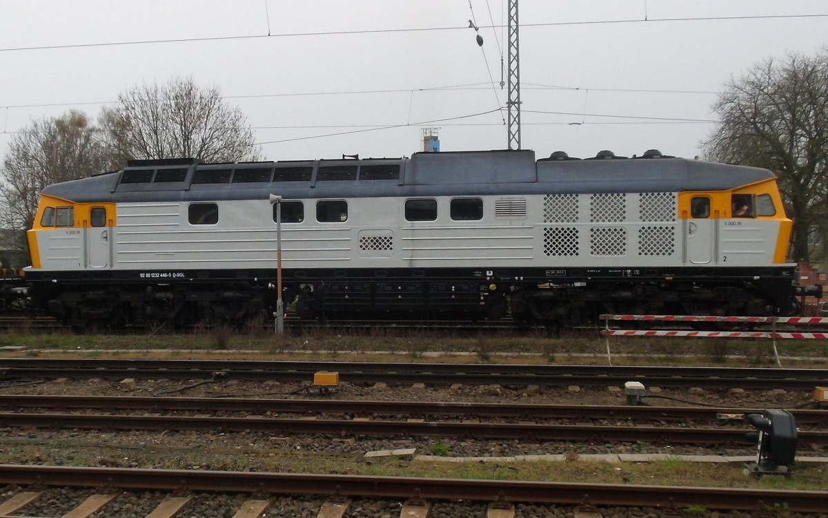 Am 05.04.2014 arbeitete die SGL 232 446 mit einem Langschienenzug in Stendal.