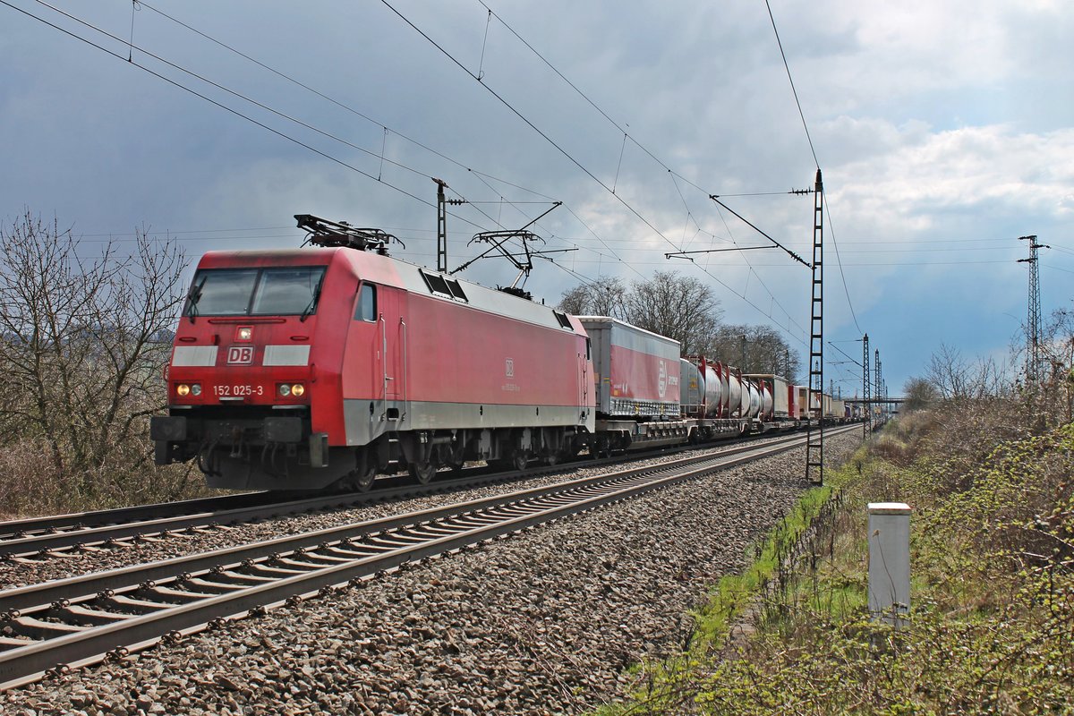 Am 05.04.2015 fuhr die Nürnberger 152 025-3 mit einem Containerzug südlich von Müllheim (Baden) in Richtung Freiburg (Breisgau).