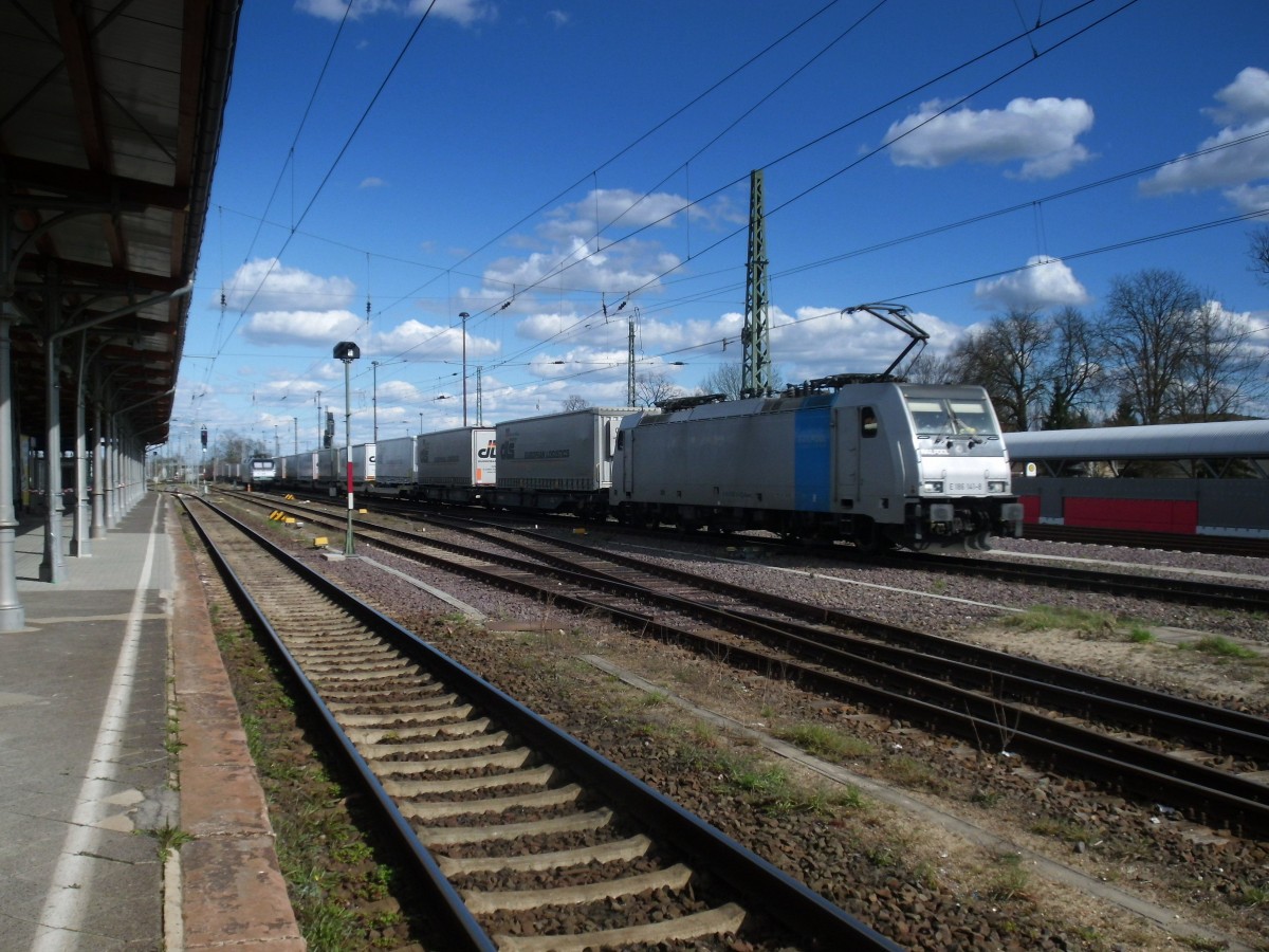 Am 05.04.2015 kam 186 141 mit ihrem KLV Zug aus Richtung Magdeburg nach Stendal und fuhr weiter nach Hannover.