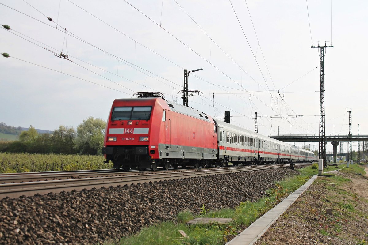 Am 05.04.2017 bespannte 101 028-9 den EC 206 (Zürich HB - Frankfurt (Main) Hbf), als sie durch den Bahnhof von Müllheim (Baden) gen Freiburg (Breisgau) fuhr.