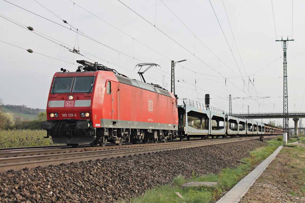 Am 05.04.2017 bespannte 185 129-4 einen leeren Autozug, als sie durch die Gleisanlagen von Müllheim (Baden) in Richtung Freiburg (breisgau) fuhr.