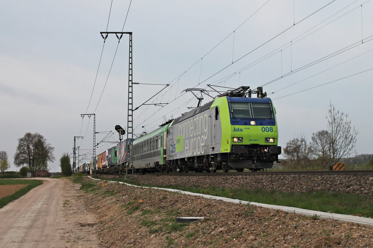 Am 05.04.2017 bespannte Re 485 008-7 eine RoLa (Freiburg (Brsg) Rbf - Novara Boschetto), als sie nördlich von Müllheim (Baden) über die KBS 703 gen Schweiz fuhr.