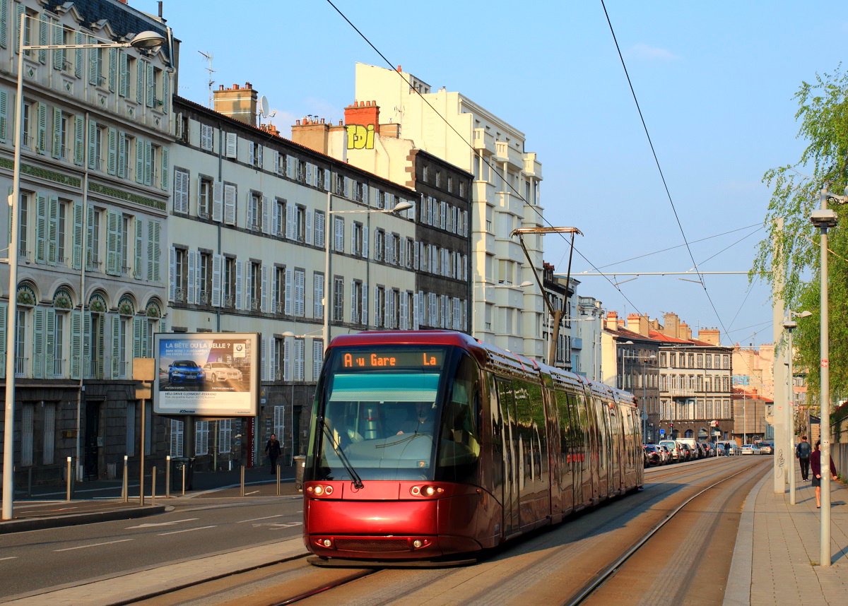 Am 05.04.2017 fährt ein Translohr des Typs STE4 die Rue Montlosier in Clermont-Ferrand hinauf