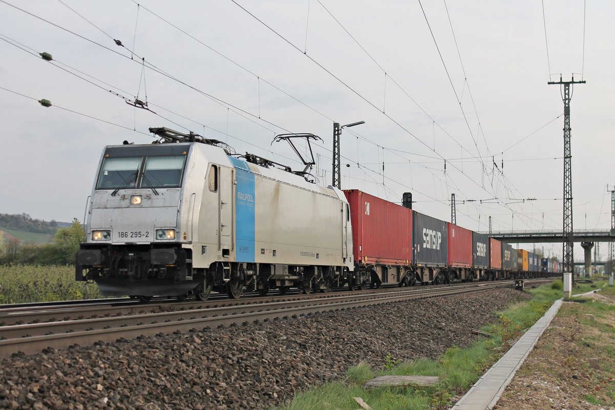 Am 05.04.2017 fuhr Rpool/CTN 186 295-2 mit dem  SAMSKIP -Containerzug nach Rotterdam, als sie durch die Gleisnalagen von Müllheim (Baden) gen Norden fuhr.