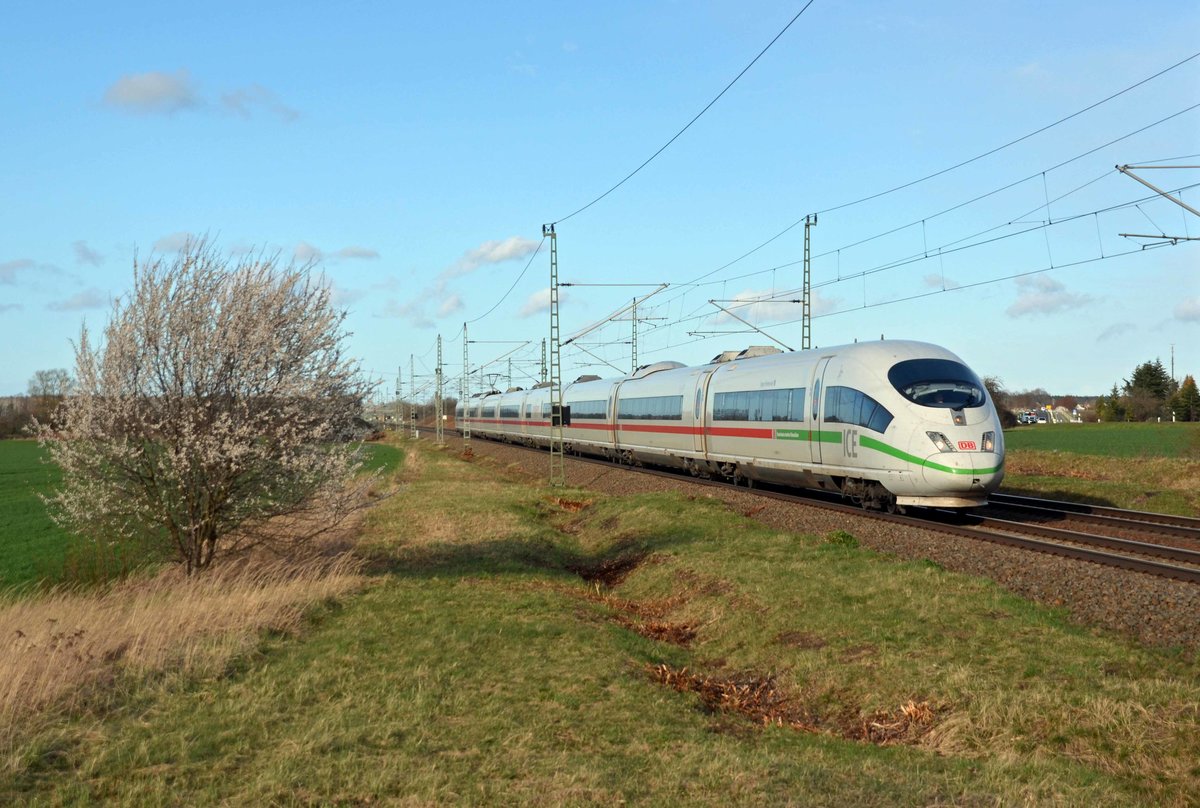 Am 05.04.21 rollte ein ICE-Triebzug der Reihe 403 als ICE 836 von Berlin nach Saarbrücken durch Gräfenhainichen Richtung Halle(S).