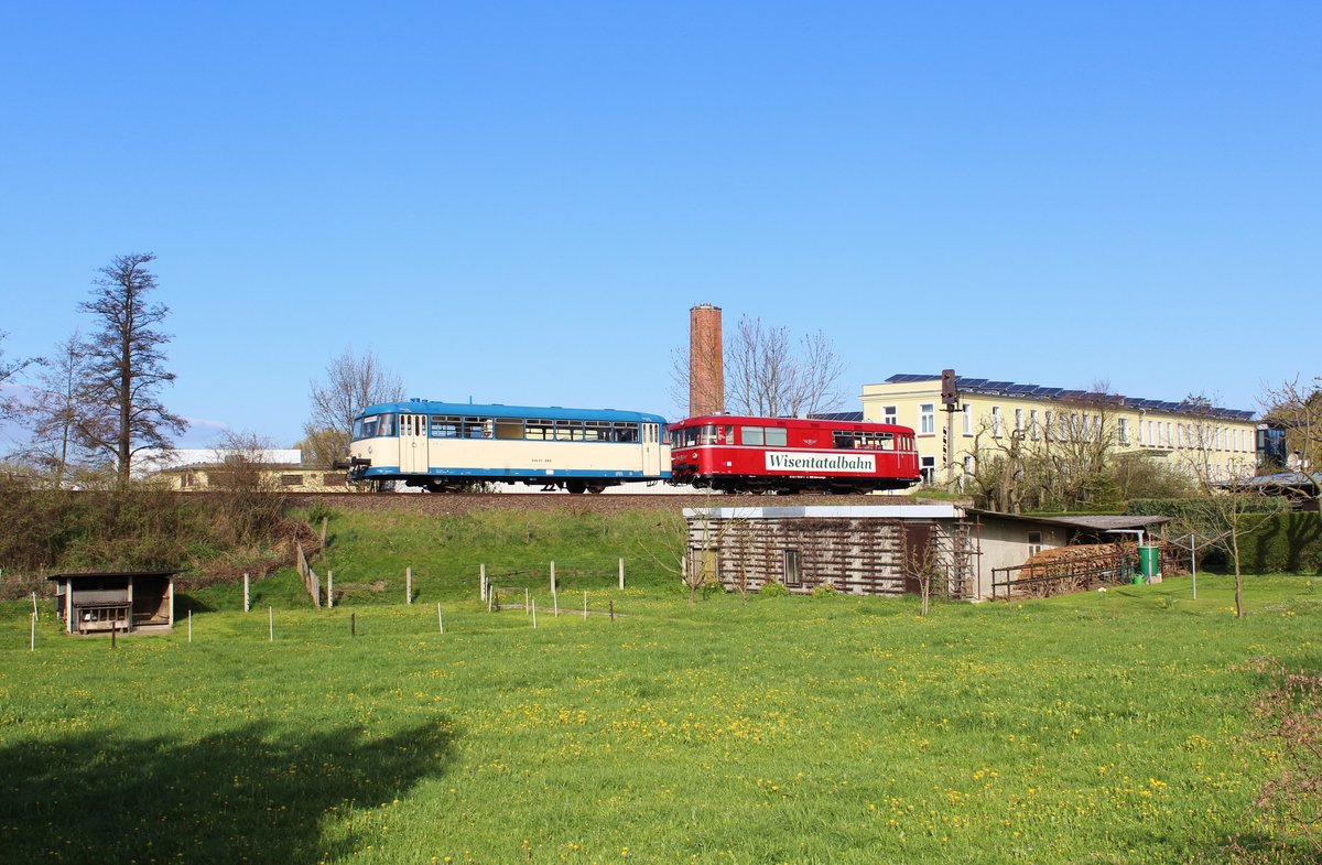 Am 05.05.16 pendelte die Wiesentatalbahn von Schleiz-West nach Schönberg/V. und zurück.
Hier 998-01 DRE und 798 307-4 D_DRE in Mühltroff.