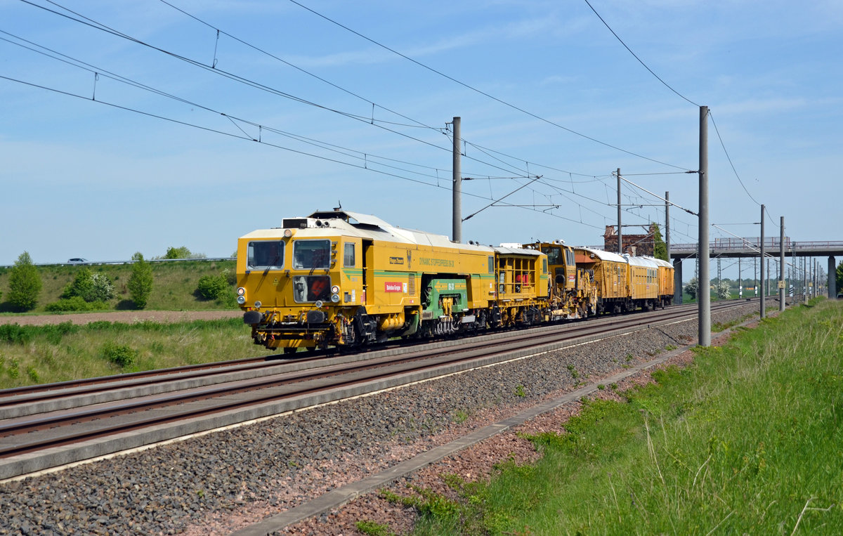 Am 05.05.18 rollte dieser Bauzug durch Brehna Richtung Halle(S). Hinter der Stopfmaschine hingen neben einem Profilierer noch drei Bauwagen. 