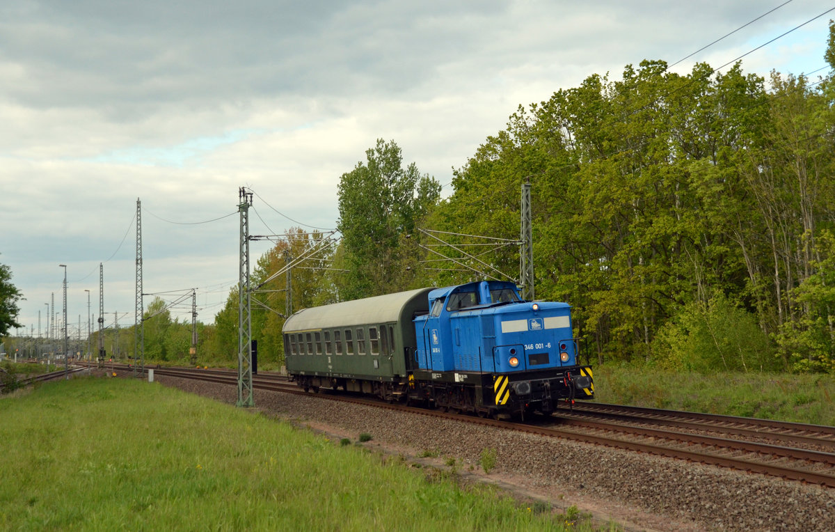 Am 05.05.19 rollte 346 001 nach getaner Arbeit durch Muldenstein Richtung Bitterfeld. Sie unternahm an diesem Tag Sonderfahrten zwischen Ferropolis (bei Gräfenhainichen) und Burgkemnitz.