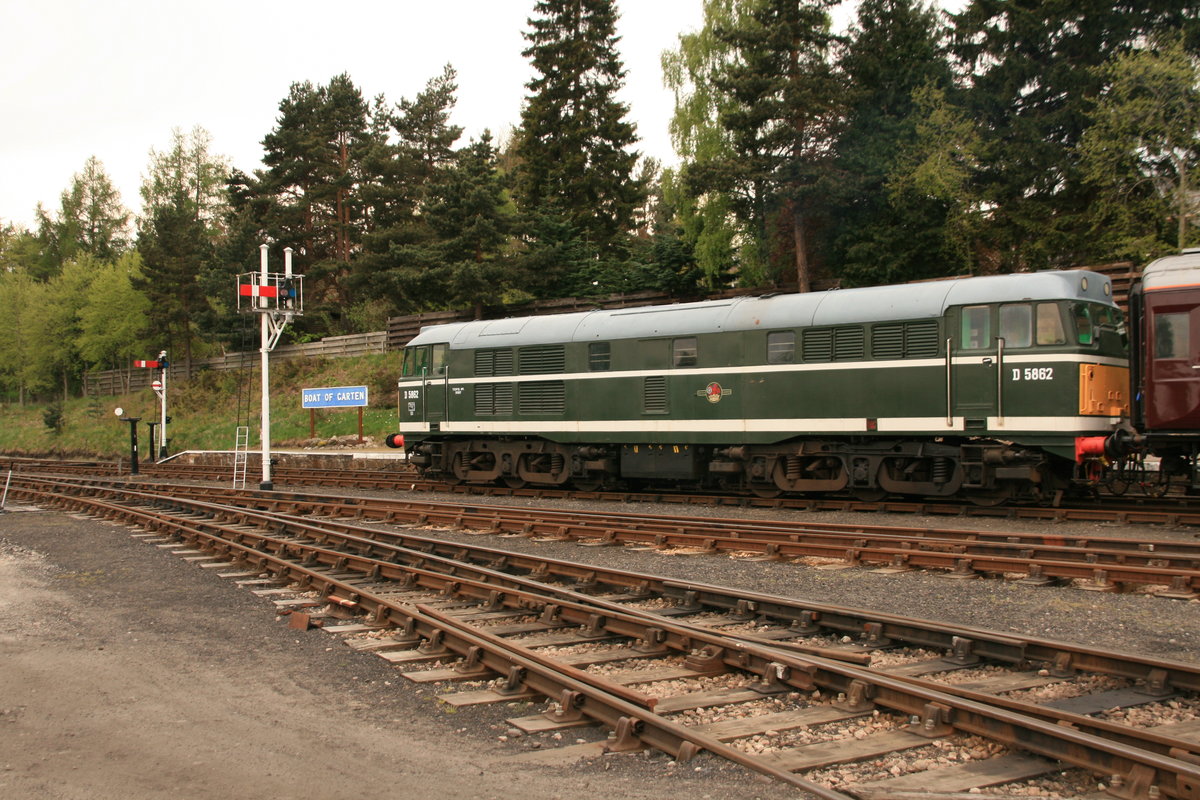 Am 05.05.2011 stoppte ein Sonderzug der Strathspey Railway in Boat of Garten. Gezogen wurde der von einer Diesellok Class 31 oder auch Brush Type 2 mit der Nummer D 5862. Die Lok trägt den Anstrich in BR Green mit gelben Fronten.