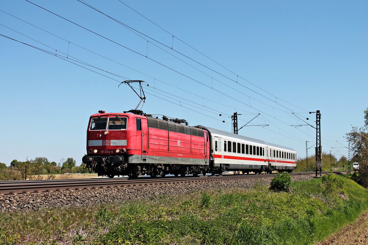 Am 05.05.2016 bespannte 181 204-9 den Pbz 2463 (Frankfurt (Main) Hbf - Basel Bad Bf) und bestand südlich von Freiburg (Brsg) Hbf bei Scherzingen aus zwei IC-Wagen und fuhr in Richtung Zielbahnhof.