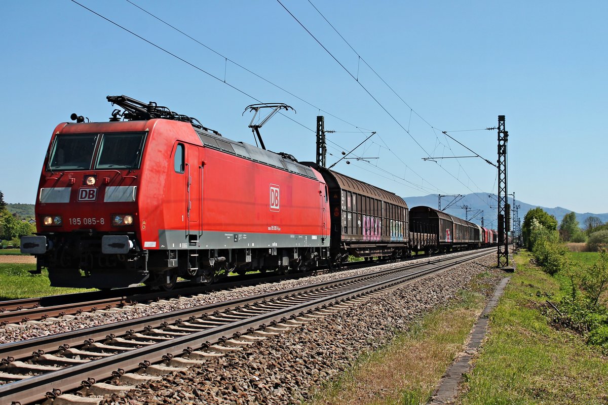 Am 05.05.2016 bespannte 185 085-8 einen gemischten Güterzug (Chiasso - Mannheim Rbf), als sie nördlich von Kenzingen auf der Rheintalbahn gen Offenburg fuhr.