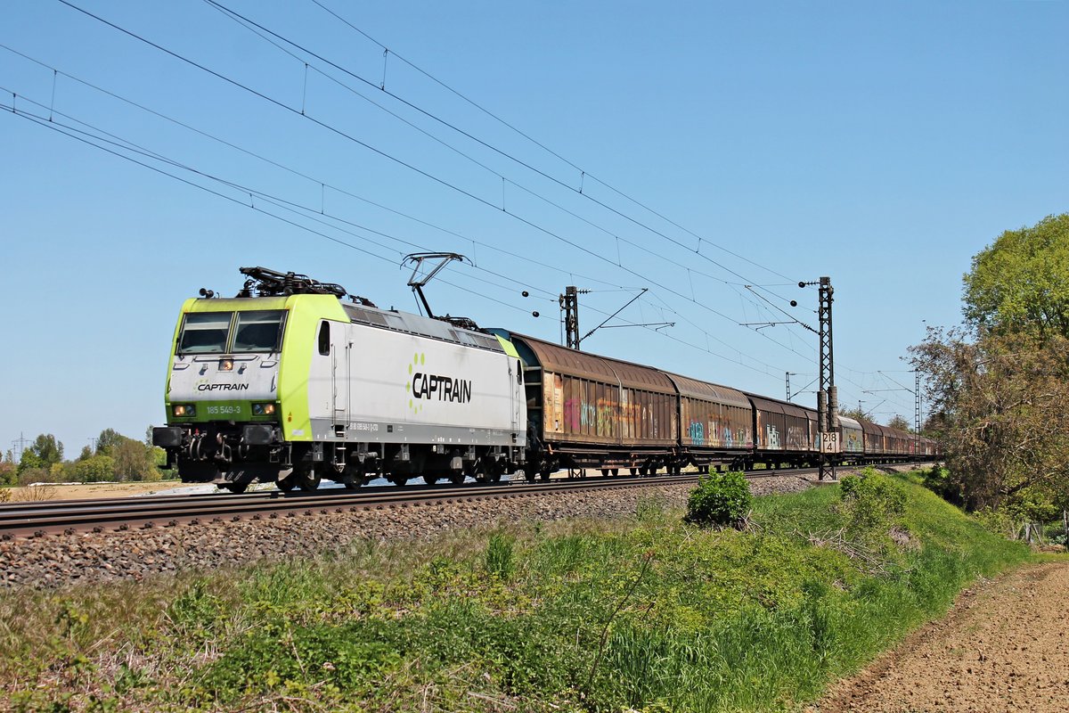 Am 05.05.2016 bespannte 185 549-3 einen Papierzug (Malmö - Dortmund - Modena) auf dem Abschnitt von Dortmund bis an die Schweizer Grenze, als sie bei Scherzingen in Kürze den Grenzbahnhof erreichen wird.