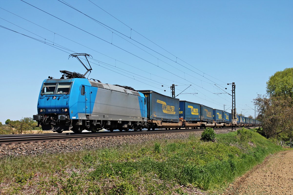 Am 05.05.2016 bespannte Alpha Trains/Crossrail 185 536-0 einen  LKW Walter -KLV, als sie bei Scherzingen auf der KBS 703 in Richutng Süden unterwegs war.