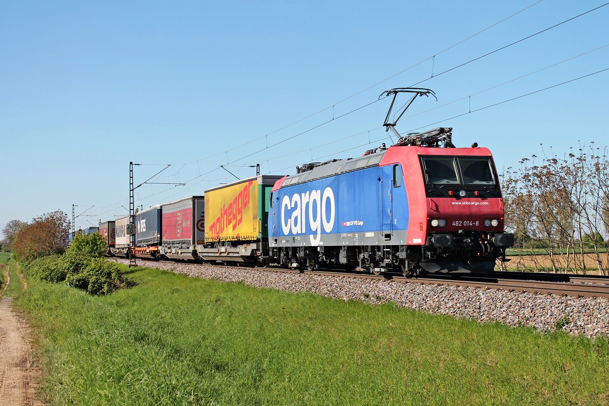 Am 05.05.2016 bespannte Re 482 014-8 einen KLV nach Lübeck, als sie bei Hügelheim auf der Rheintalbahn in Richtung Freiburg (Breisgau) fuhr.