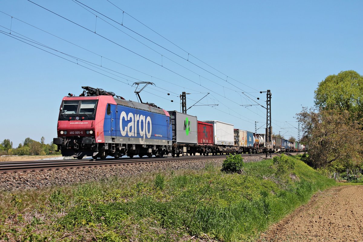 Am 05.05.2016 bespannte Re 482 005-6 einen Containerzug, als sie bei Scherzingen auf der Rheintalbahn in Richtung Schweizer Grenze unterwegs war.