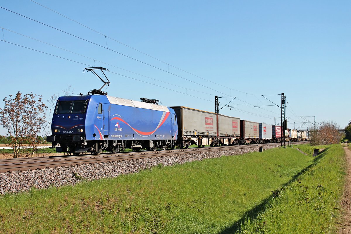 Am 05.05.2016 bespannte SRI/HCTOR 145 087-3  Barbara  einen KLV, mit Ziel in Italien, von Krefeld-Linn nach Basel Bad Rbf, als sie bei Hügelheim in Richtung Schweizer Grenze fuhr.