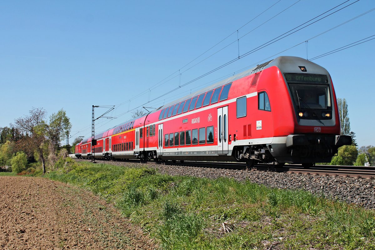 Am 05.05.2016 war der Freiburger  D-DB 50 80 86-35 066-9 der Bauart DBpbzfa 765 zusammen mit der Schublok 146 111-0  Baden Württemberg erfahren  als RE (Basel Bad Bf  - Offenburg) bei Scherzingen in Richtung Schallstadt unterwegs.