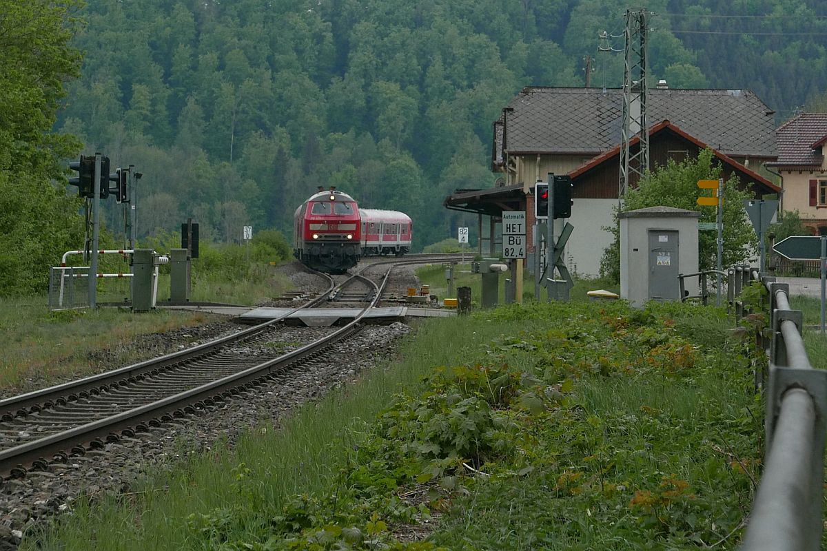 Am 05.05.2018 zieht 218 409-1 die Wagen des RE 3215, Donaueschingen - Ulm, am ehemaligen Bahnhof von Inzigkofen vorbei. Hier kommen die Gleise der KBS 755, links im Bild, und der KBS 766 aus Richtung Tbingen zusammen.