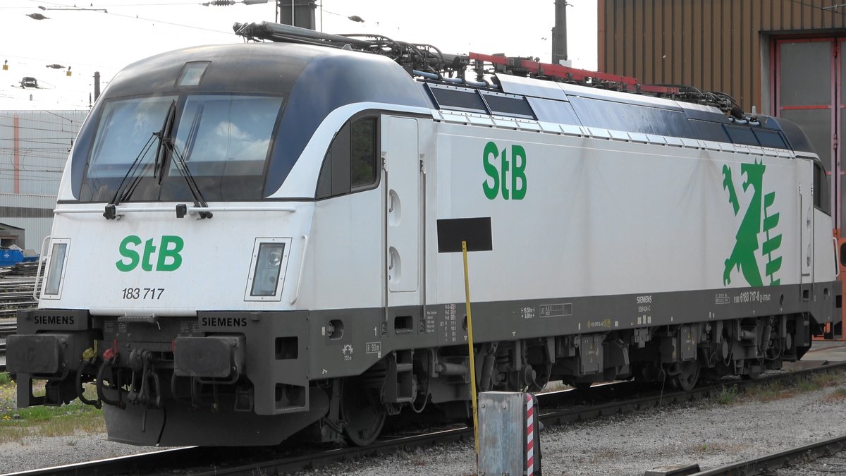 Am 05.05.2020 entstand die Aufnahme der 183 717 der StB Steiermarkbahn am Terminal Wolfurt.

Video dazu unter YouTube:
Michael D. Bahnverkehr
