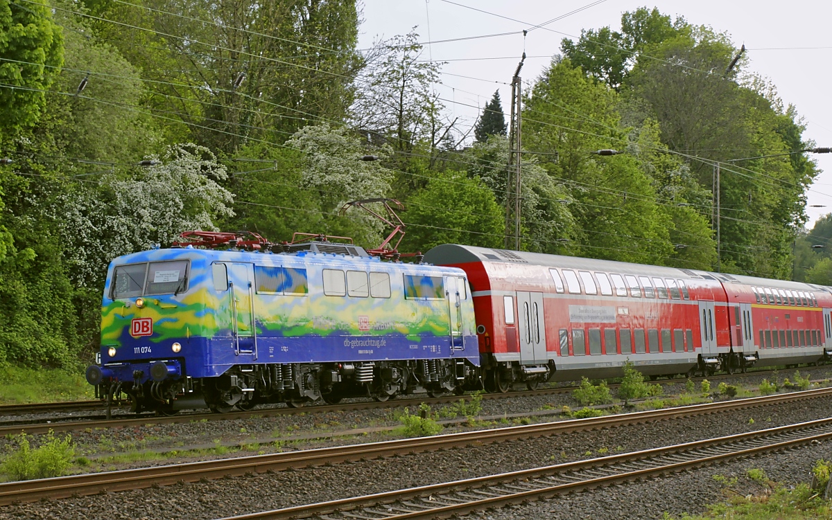 Am 05.05.2022 fährt 111 074 in Gruiten ein. Das Foto war als Streiflichtaufnahme mit kompletten Zug gepant, aber die Sonne zog es vor, sich hinter die berüchtigte Fotografenwolke zu verziehen und eine verspätete S 8 gab auch erst im allerletzten Moment den Blick auf den RB 48-Ersatzzug frei.