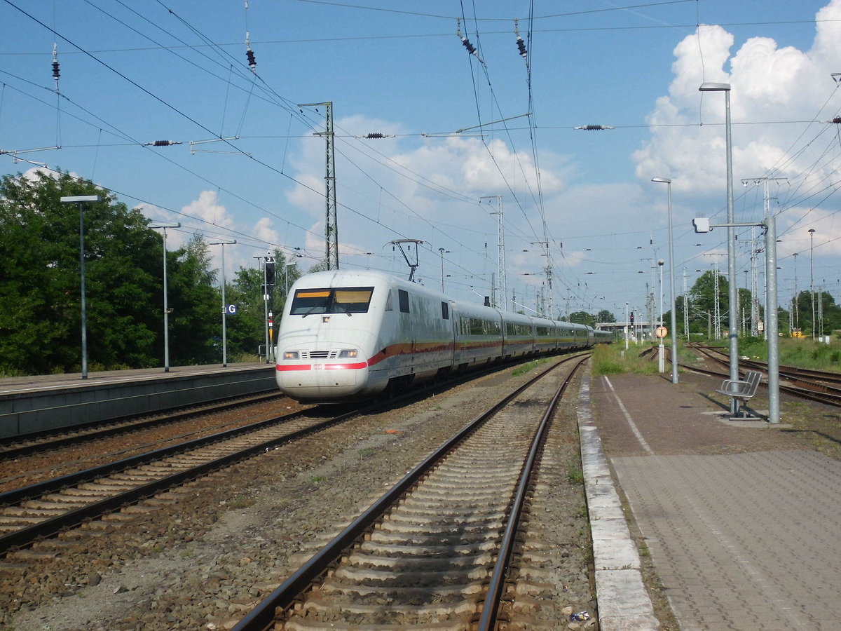 Am 05.06.2016 kam der ICE 401 002 als Umleiter aus Richtung Berlin nach Stendal und fuhr weiter über Uelzen nach Hamburg.