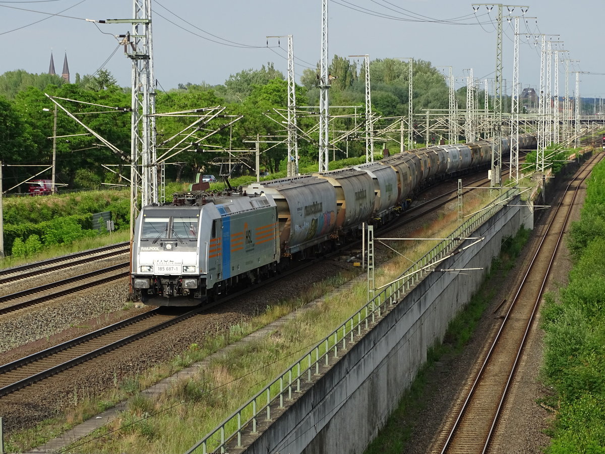 Am 05.06.2017 kam die 185 687 mit einem Tranczeraleszug aus Richtung Magdeburg nach Stendal und fuhr weiter in Richtung Uelzen.