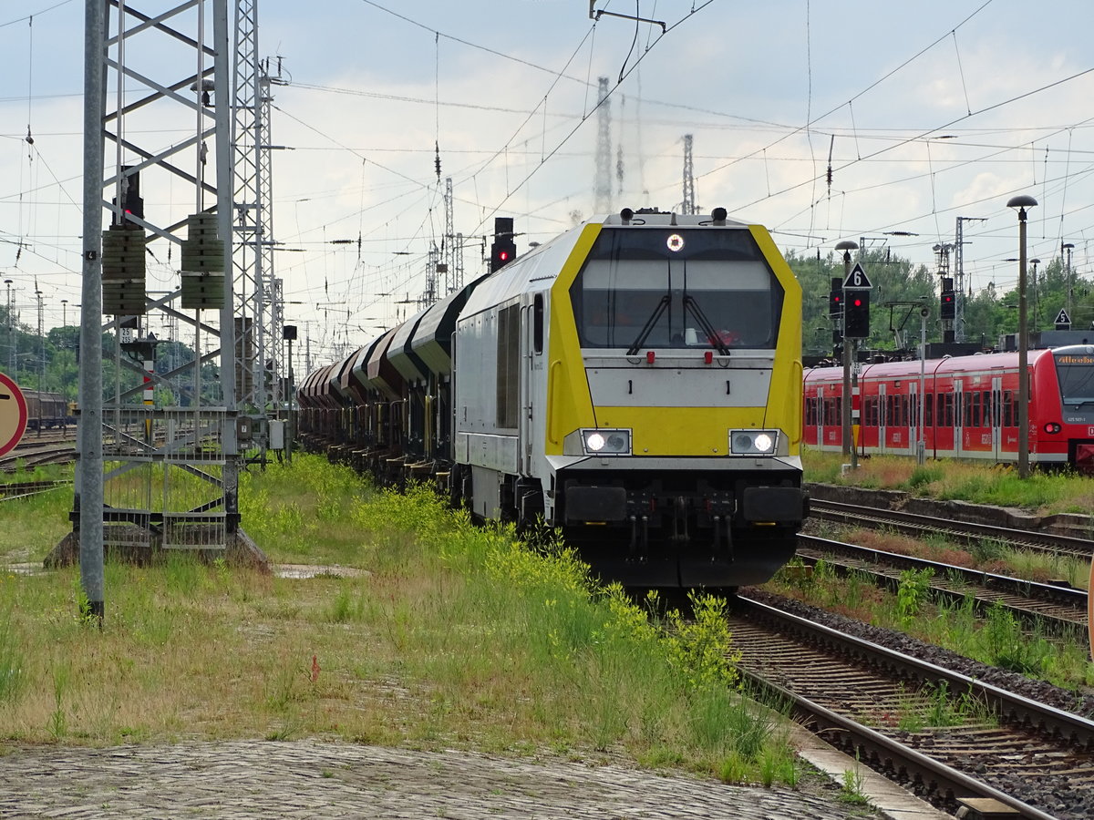 Am 05.06.2017 kam 263 005 mit einem leeren Kieszug aus Richtung Wittenberge nach Stendal und fuhr weiter in Richtung Magdeburg.