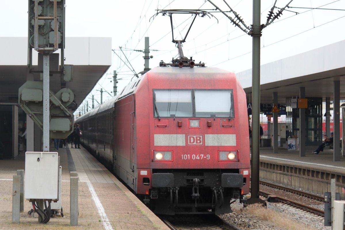 Am 05.06.2017 steht 101 047 mit IC1174 nach Berlin im Hauptbahnhof von Mannheim.