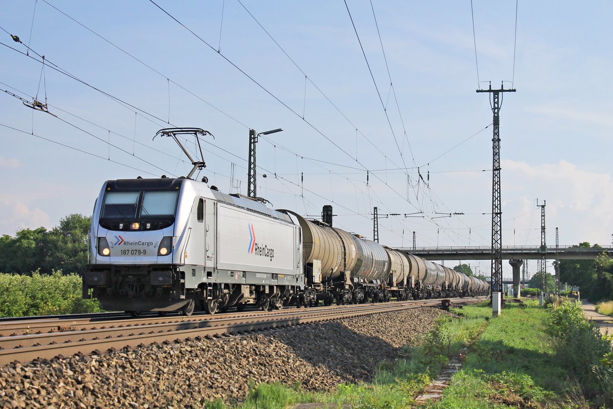 Am 05.06.2018 bespannte 187 079-9 einen leeren Kesselwagenzug aus der Schweiz, als sie durch die Überholgleise von Müllheim (Baden) in Richtung Freiburg (Breisgau) fuhr.