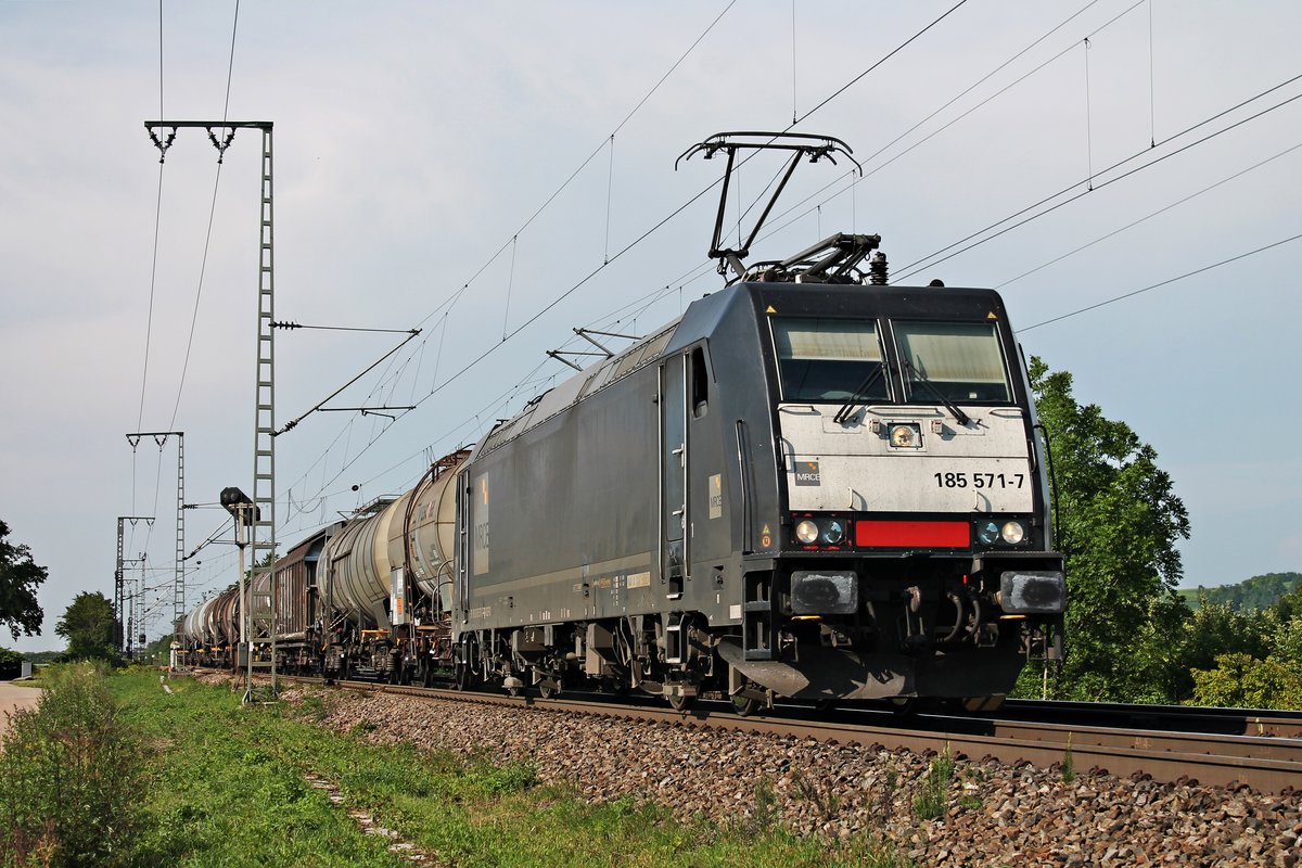 Am 05.06.2018 bespannte MRCE/SBBCI 185 571-7 den  BASF -Zug DGS 49069 (Ludwigshafen BASF Ubf - Basel SBB Rbf), als sie bei Müllheim (Baden) über die Rheintalbahn in Richtung Zielbahnhof fuhr.