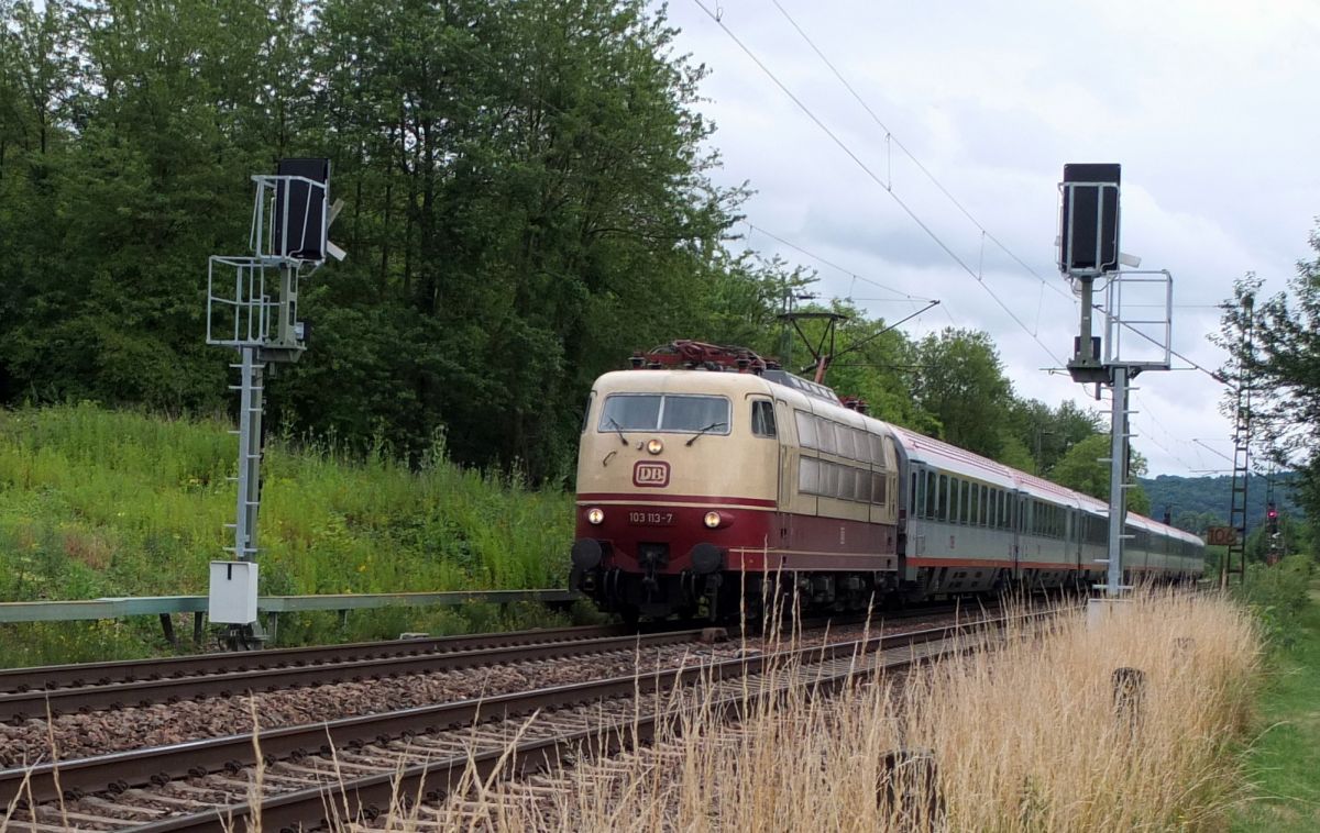 Am 05.07.2014 eilt 103 113 mit ihrem IC 118 ihrem nächsten Halt, Bonn-Beuel entgegen. Aufgenommen kurz vor Bad Honnef