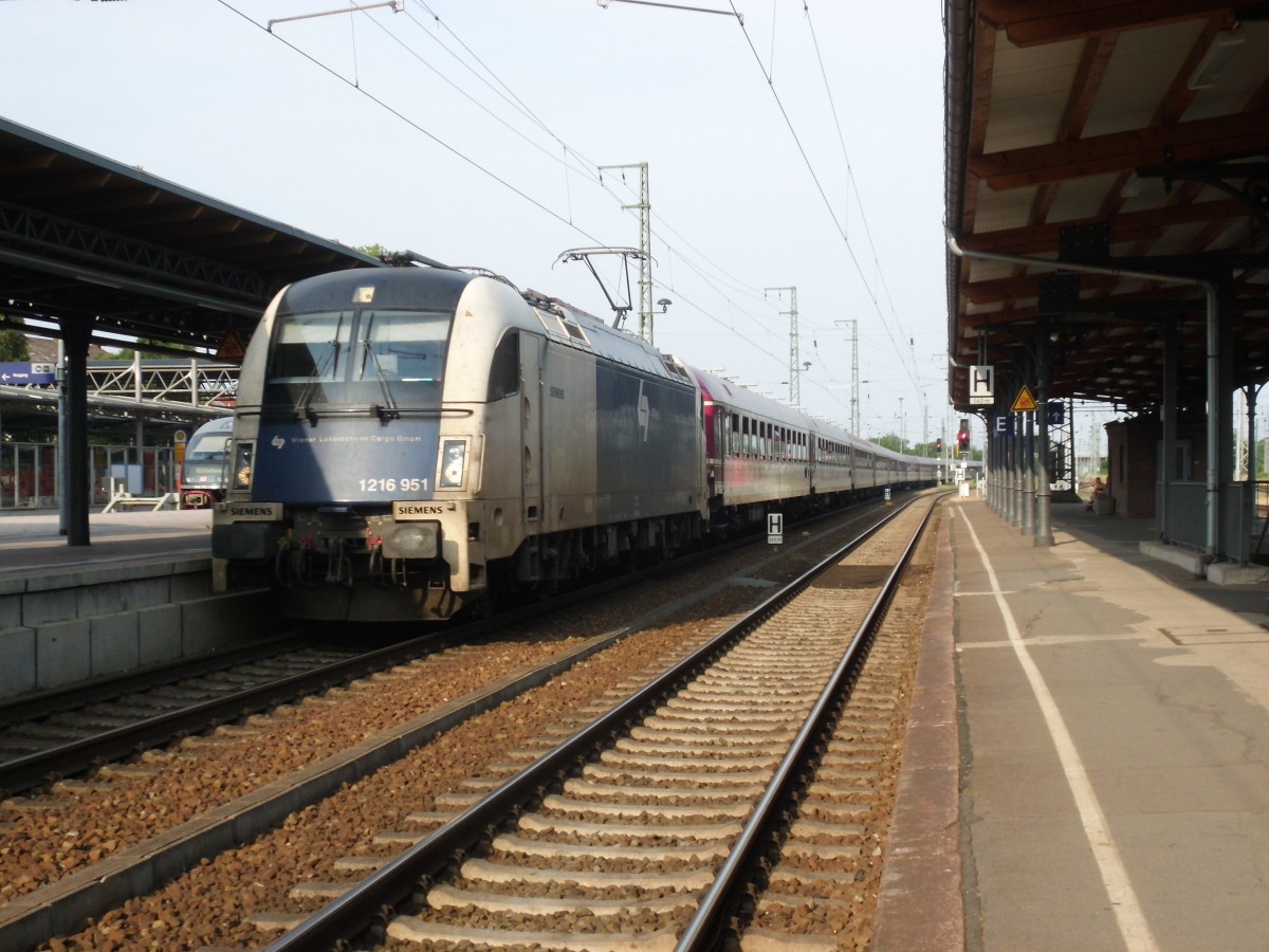 Am 05.07.2015 kam 1216 951(183 704) mit ihrem 14 Wagensonderzug aus Richtung Berlin nach Stendal und fuhr weiter über Uelzen nach Hamburg.