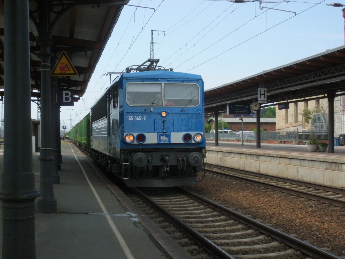 Am 05.07.2015 kam 155 045 mit ihrem leeren Holzzug aus Richtung Niedergörne nach Stendal und fuhr weiter nach Berlin.
