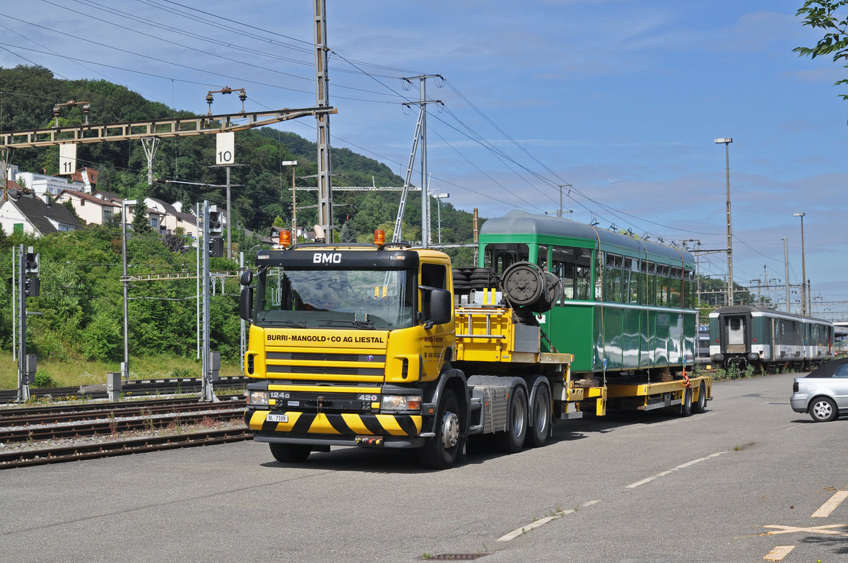 Am 05.07.2016 geht der B 1441 auf die letzte Reise. Da dieser Anhänger mit Asbest behandelt wurde, wird er nach Stein gefahren, wo das Asbest entsorgt wird. Nun ist der Lastwagen beim Bahnhof Stein Säckingen angekommen und fährt zu der Halle, wo der Asbest entsorgt wird.
