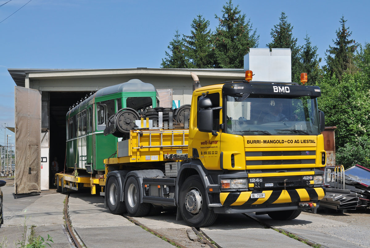 Am 05.07.2016 geht der B 1441 auf die letzte Reise. Da dieser Anhänger mit Asbest behandelt wurde, wird er nach Stein gefahren, wo das Asbest entsorgt wird. Nun ist der Lastwagen beim Bahnhof Stein Säckingen angekommen und fährt in die Halle, wo dem B 1441 der Asbest entnommen wird.