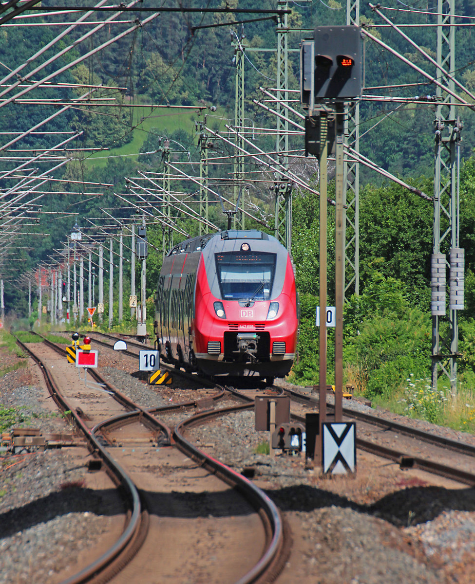 Am 05.07.2016 hat 442 608 mit dem RE 4985 (Leipzig Hbf - Lichtenfels) gleich den Bahnhof Saalfeld (Saale) erreicht. Aufnahme Endstand am BÜ.